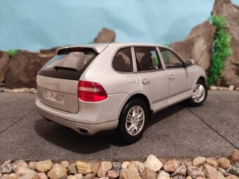 Prodám model 1:18 Porsche cayenne S - 6