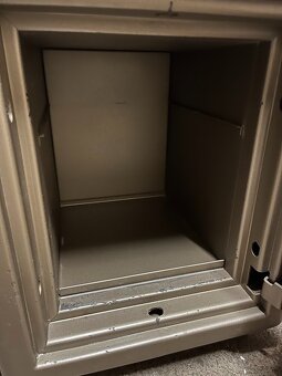 Predám trezor Safetronics - 6