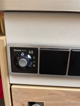 Predám karavan Dethleffs Nomad 460 EL jazdené - 6