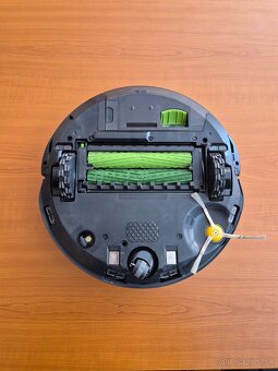 iRobot Roomba J7+ so stanicou - 6