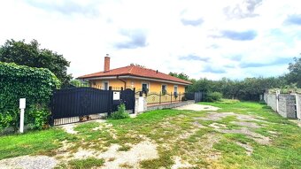 Slnečný pozemok 720 m2 + 3-izb. RD s pozemkom 270 m2, treba - 6
