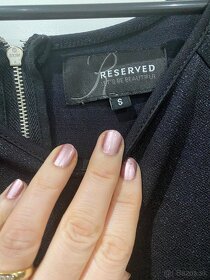 Štýlové jemne trbieltavé šaty na bežné nosenie RESERVED - 6