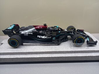 F1 MERCEDES W12 HAMILTON VÍTĚZ BAHRAINU 2021 MINICHAMPS 1:18 - 6
