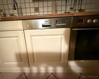 Krémová venkovská kuchyně s vestavěnými spotřebiči,5654 - 6