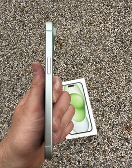 iPhone 15 - baterie 100% green - 6