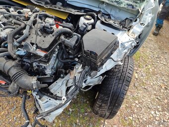 Predám havarovanú Toyota Corolla Cross 2.0 benzin+Hev 112 kW - 6