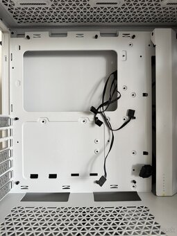 Predám PC skrinku Corsair iCUE 4000X RGB Biela - 6