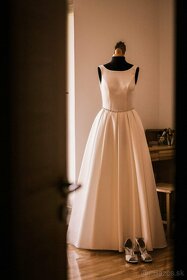 Jednoduché saténové svadobné šaty veľkosť S, M - 6