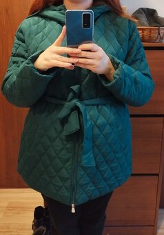 Smaragdovozelená prešívaná bunda s kapucňou - 6