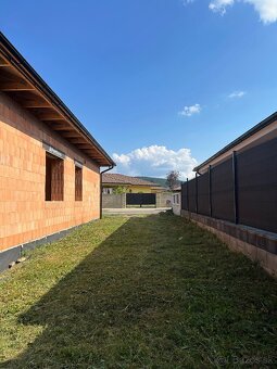 Rozostavaná hrubá stavba, pozemok 692 m2 - Ilava - Klobušice - 6
