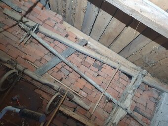 Predam 103 ročné drevene oje z voza z s kovanim z roku 1922. - 6