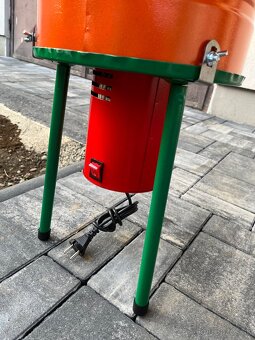 Predám elektricky Drvič ovocia - vrchný násyp ovocie/zelenin - 6