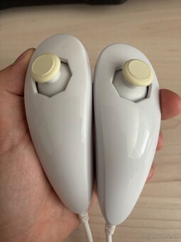 Predám Nintendo Wii ovládač a nunchucky - 6