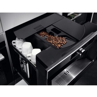 Na predaj nový vstavaný espresso kávovar AEG - 6