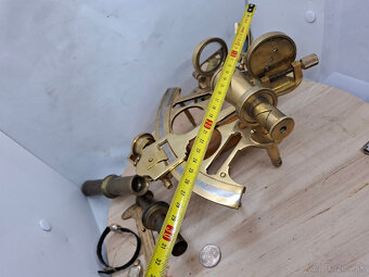 Predám starý námorný sextant + dva okuláre 120 € - 6