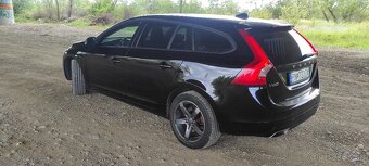 Volvo V60 D4 2.0L Drive-E Base Geartronic 133kW181HP A8 - 6