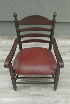 Set nízkych stoličiek s rebríkovým operadlom. - 6