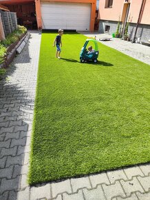 Umělý trávník výška 35 mm, velmi jemný na dotek. - 6