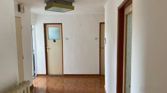 Priestranný 5-izbový rodinný dom s garážou v tichej lokalite - 6