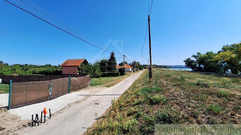 500 m2 stavebný pozemok blízko štrkovo piesočnatej pláži r - 6