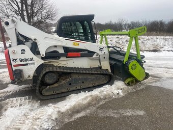 Bobcat T870 s lesnou frezou - 6