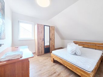 VÝRAZNÁ ZĽAVA Dom / penzión - 2 trojizbové byty plus 5 štúdi - 6