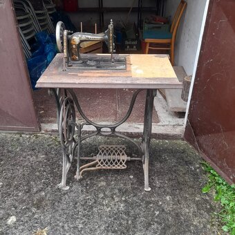 Starožitný šijací stroj v náleznom stave - 6