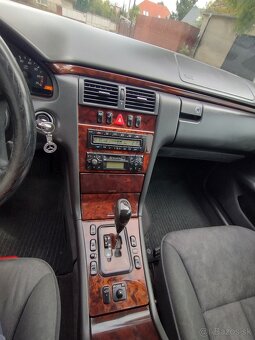 Predám Mercedes Benz E320i 4-Matic automat - 6