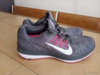Damske bezecke tenisky NIKE Zoom Winflo 5. - 6