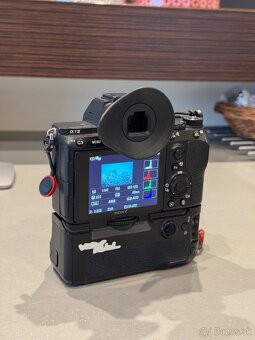 Sony A7iii + Meike A9 Grip - 6