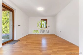 Priestranný rodinný dom s dvojgarážou v Malinove - 6