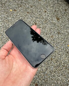 iPhone SE 2020 - baterie 100% - 6