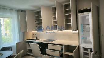 NADŠTANDARDNE NOVO ZREKONŠTRUOVANÝ 3 IZB. BYT S BALKÓNOM - O - 6