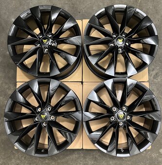 Nepoužité hliníkové disky 5x112 R19 Škoda Crystal Black - 6