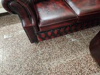 CHESTERFIELD ŠTÝL,BORDOVO-ČIEDAČKA KOŽENÁ NA KOLEČKÁCH - 6