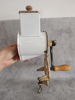 Velmi starý krásný zdobený mlynek na strouhanku JUGENDSTIL - 6