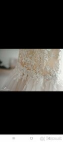 Neobyčajné svadobné šaty s odhaleným chrbtom - 6