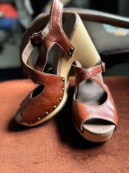 nové drevákové sandálky UGG veľ. 36 - 6