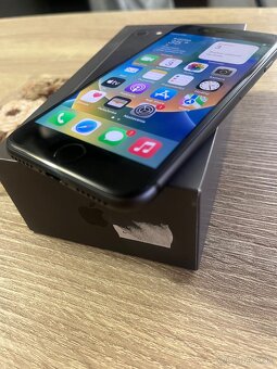 Apple iPhone 8 / 64GB Black / TOP stav - 6