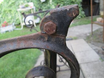 stojan zo šijaceho stroja - 6