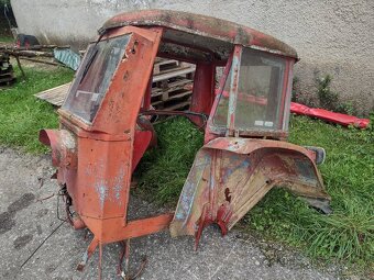 Kabina okruhla cervena na zetor - 6