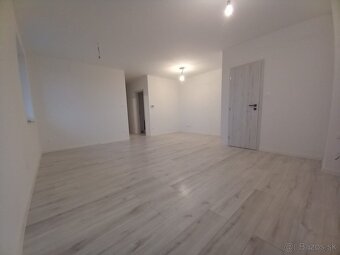 Predaj 3-izbový byt +záhradka ,Topoľčany -Kamanová,posledný - 6