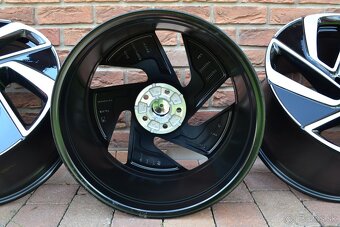 5x112 R20 Hlinikove disky Original VW ID7 - 6