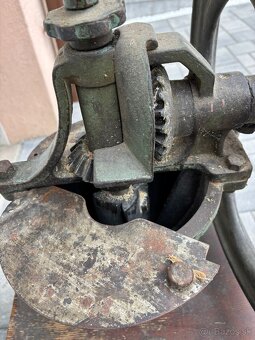 Starožitný ručný mlynček na obilie / šrotovník - 1920-1940 - 6