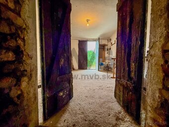 ŠTÝLOVÁ VÍNNA PIVNICA V OBĽÚBENEJ ČASTI - 6