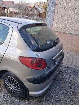 Peugeot 206 1.4 44kw benzín - 6