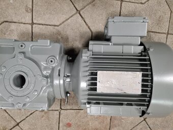 Predám šnekovú prevodovku s el.motorom 0,75kW sew 1:8,9 - 6