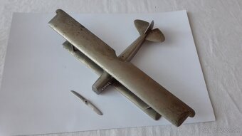 Velmi starý kovový model letadla - 6