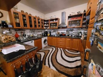 RD s krásnou terasou a garážou v Kamenici nad Hronom. - 6
