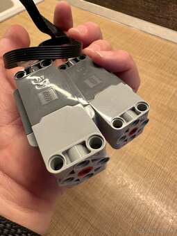 Predám Lego Powered Hub 88012 + 2x Veľký motor L motor 88013 - 6